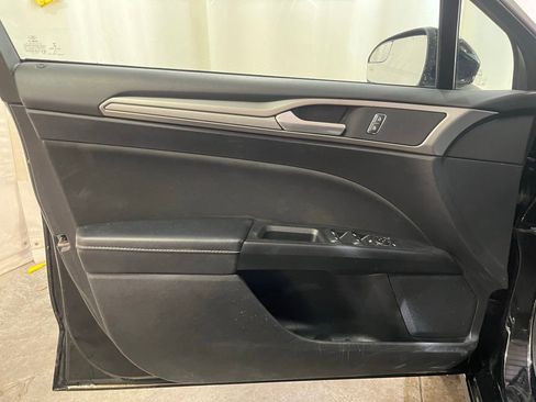 Used 2018 Ford Fusion SE w/ Fusion SE Technology Package image 9