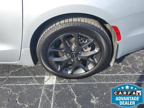 Used 2023 Chrysler Pacifica Limited w/ S Appearance Package image 21