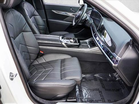 Certified 2024 BMW i7 eDrive50 RWD image 28