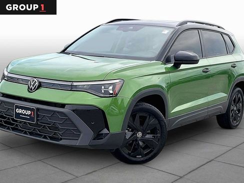 Used 2025 Volkswagen Taos SE FWD image 1