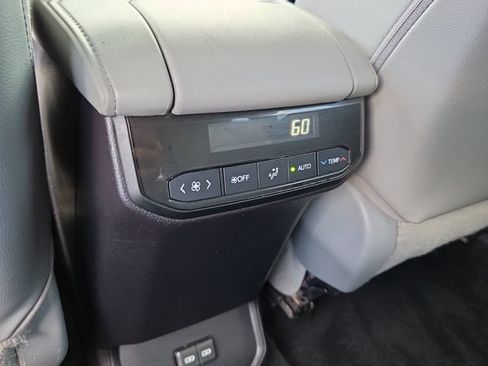 Used 2022 Toyota Highlander XLE FWD image 15