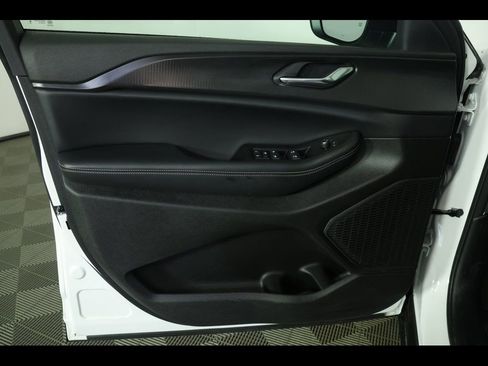 Used 2025 Jeep Grand Cherokee Laredo X w/ Luxury Tech Group I image 24