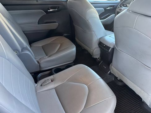 Used 2023 Toyota Highlander XLE FWD image 25