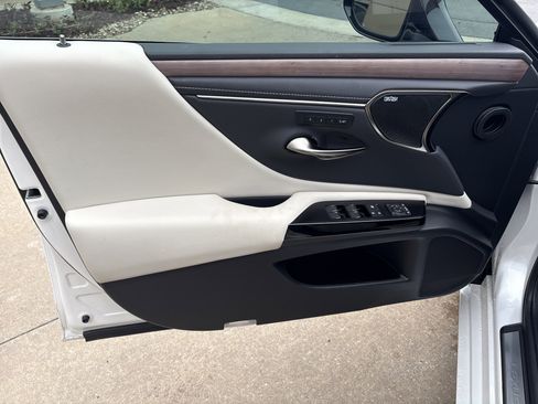 Used 2024 Lexus ES 300h w/ Accessory Package (Z2) FWD image 17