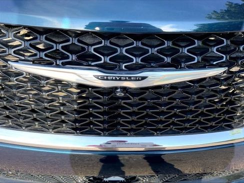 Used 2022 Chrysler Pacifica Limited w/ Uconnect Theater Family Group FWD image 5