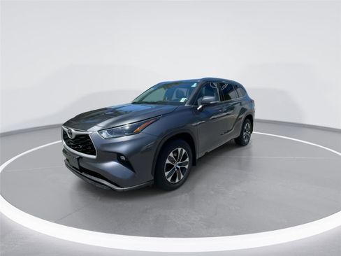 Used 2021 Toyota Highlander XLE AWD/4WD image 4