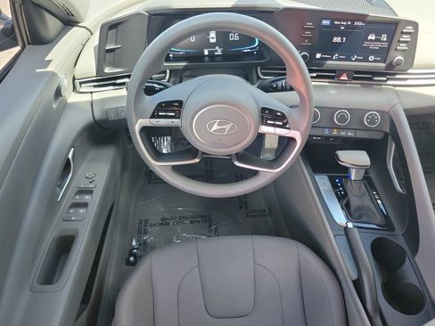 Used 2025 Hyundai Elantra SE FWD image 14
