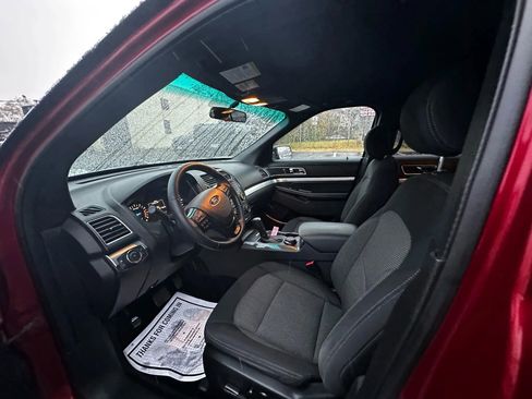 Used 2017 Ford Explorer XLT image 12
