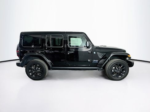Used 2025 Jeep Wrangler Unlimited Sahara AWD/4WD image 10