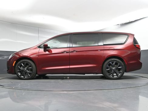 Used 2018 Chrysler Pacifica Touring Plus w/ S Appearance Package image 29