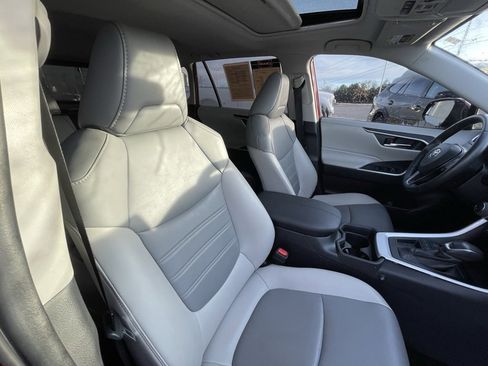 Used 2021 Toyota RAV4 XLE Premium image 29