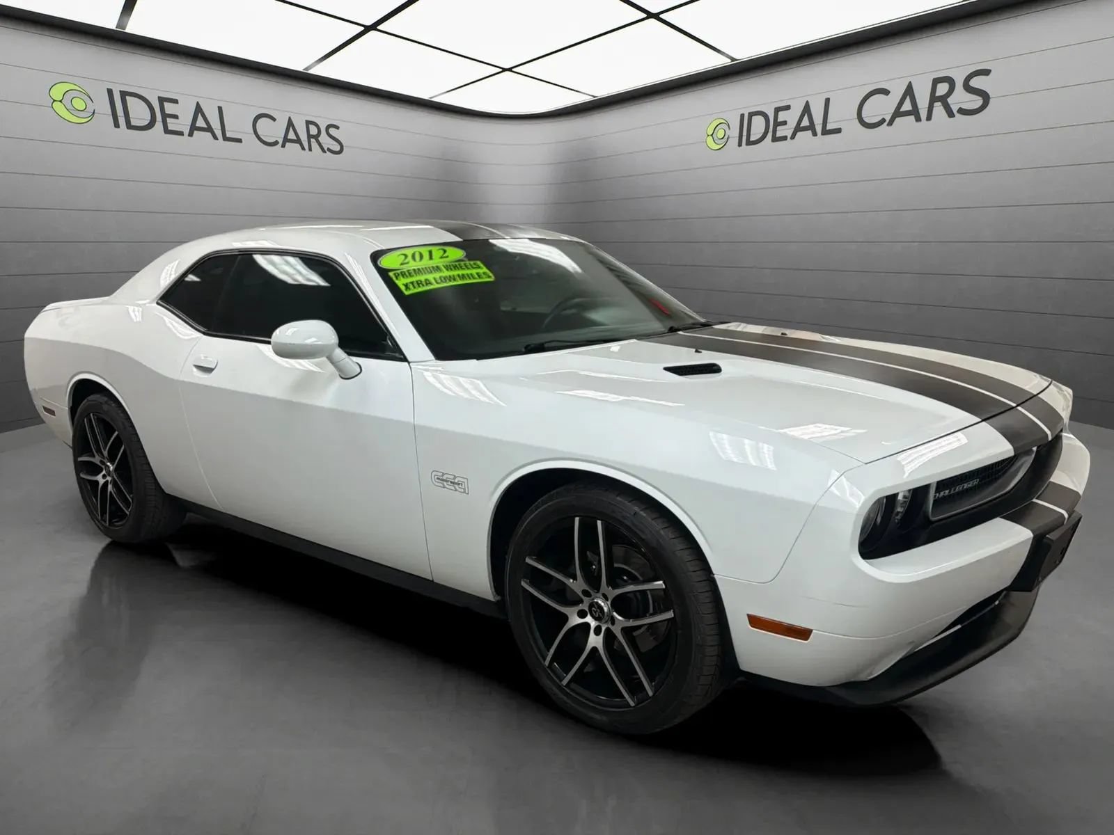 Used 2012 Dodge Challenger SXT RWD image 3