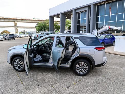 Used 2025 Nissan Pathfinder SL AWD/4WD image 11