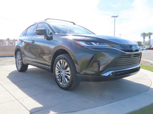 Used 2024 Toyota Venza XLE image 3