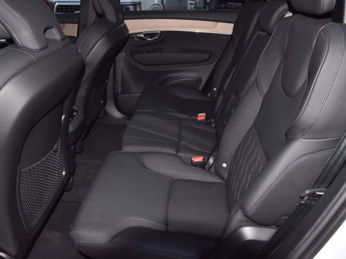 Used 2025 Volvo XC90 B6 Plus image 14