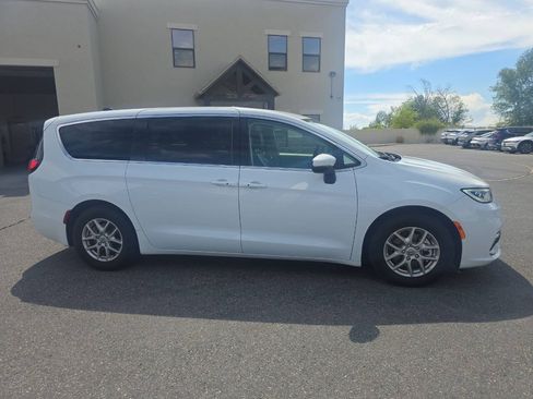 Used 2023 Chrysler Pacifica Touring-L FWD image 8