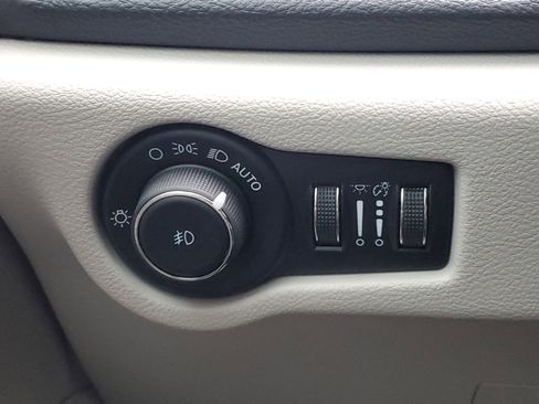 Used 2024 Chrysler Pacifica Touring-L image 16