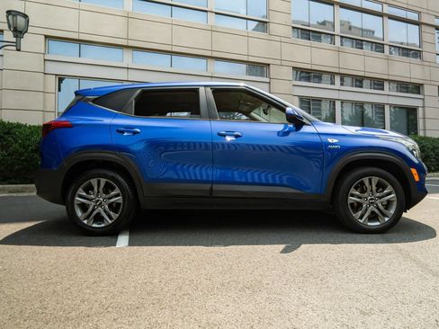 Used 2021 Kia Seltos LX AWD/4WD image 2