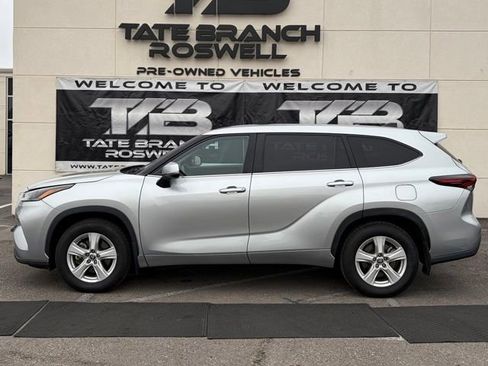 Used 2024 Toyota Highlander LE AWD/4WD image 9