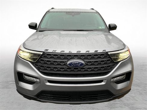 Used 2022 Ford Explorer XLT w/ Equipment Group 202A image 6