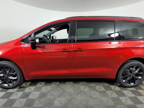 New 2026 Chrysler Pacifica Limited w/ S Appearance Package image 4