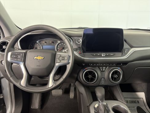 Used 2025 Chevrolet Blazer LT image 3