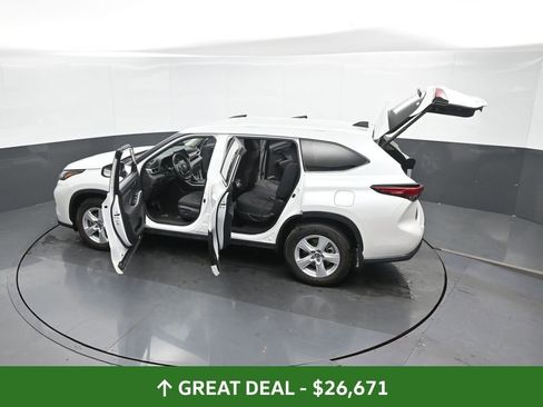 Used 2023 Toyota Highlander LE image 59