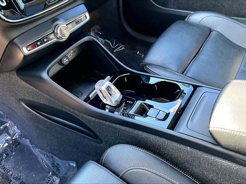 Certified 2024 Volvo XC40 B5 Plus w/ Protection Package Premier image 15