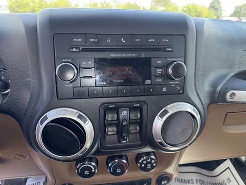 Used 2017 Jeep Wrangler Unlimited Sahara w/ Connectivity Group AWD/4WD image 16