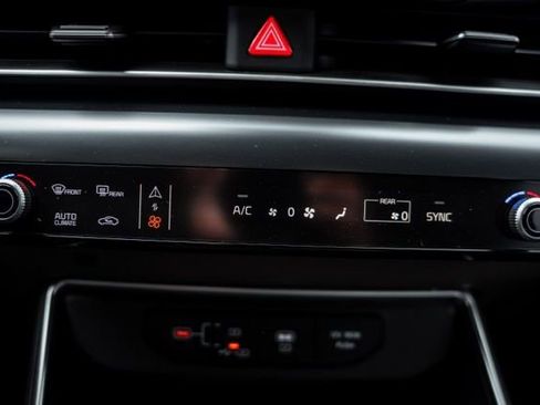 Used 2025 Kia Carnival image 18