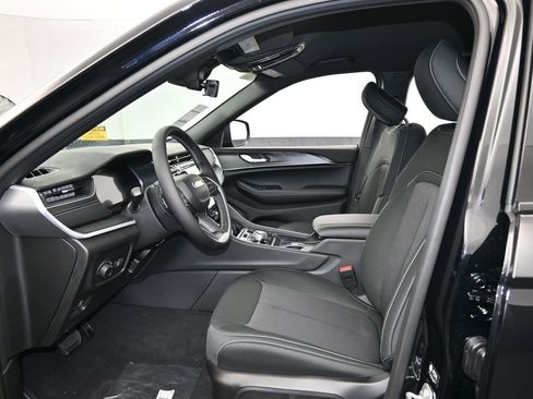 Used 2025 Jeep Grand Cherokee Laredo AWD/4WD image 11