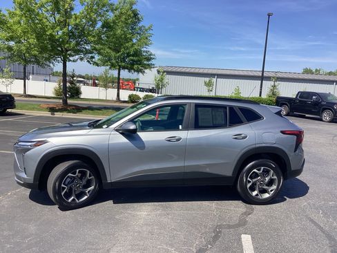 Used 2025 Chevrolet Trax LT image 6