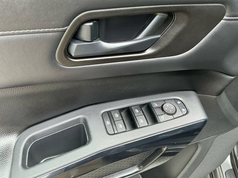 Used 2025 Nissan Pathfinder SV AWD/4WD image 23