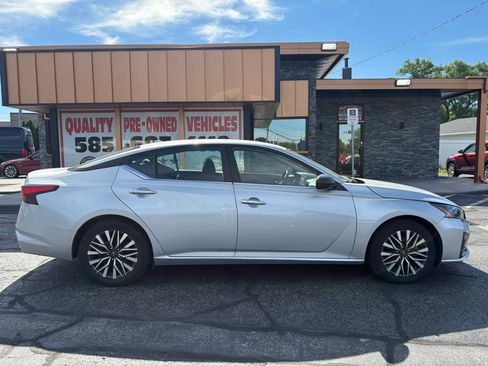 Used 2024 Nissan Altima 2.5 SV FWD image 2