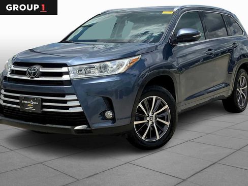 Used 2017 Toyota Highlander XLE image 1