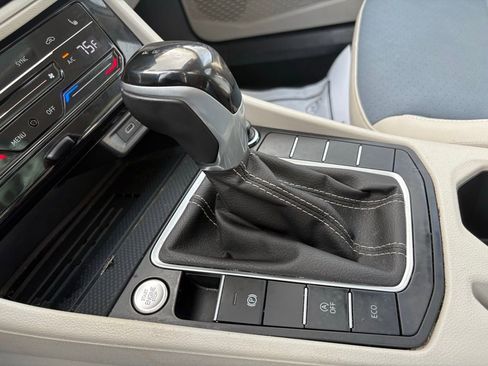 Used 2025 Volkswagen Jetta SE image 31