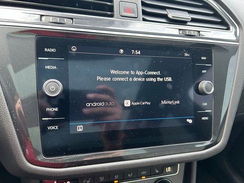 Used 2020 Volkswagen Tiguan SEL FWD image 25