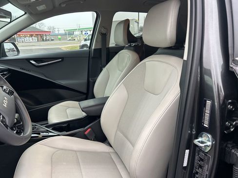 Used 2023 Kia Niro EX image 12