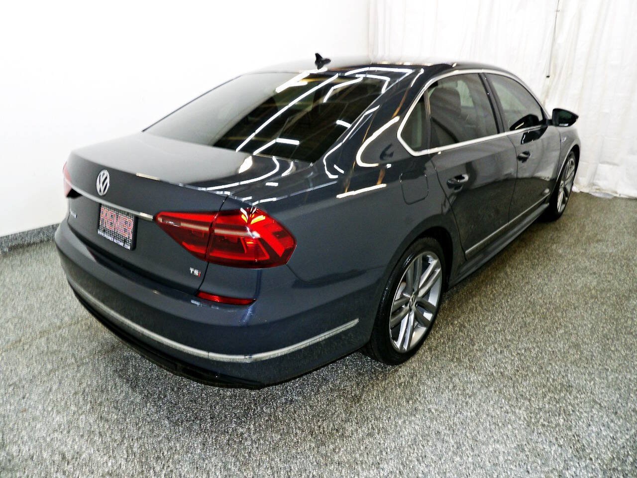 Used 2017 Volkswagen Passat 1.8T R-Line FWD image 6