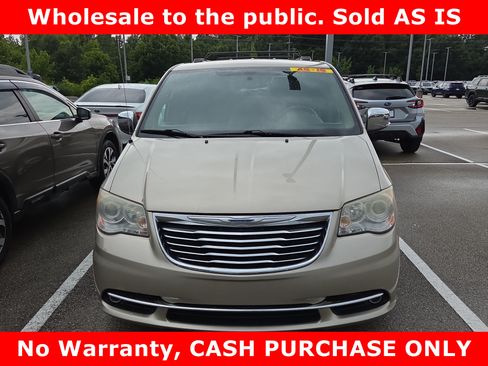 Used 2013 Chrysler Town & Country Limited FWD image 3