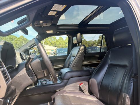 Used 2019 Ford Expedition Max XLT w/ Equipment Group 202A AWD/4WD image 10