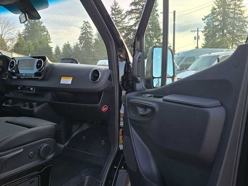 Used 2025 Mercedes-Benz Sprinter 2500 image 10