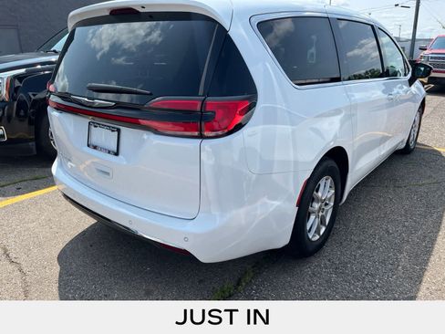 Used 2024 Chrysler Pacifica Touring-L FWD image 14