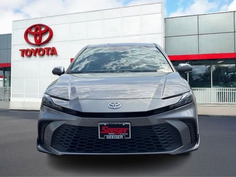 Used 2025 Toyota Camry SE FWD image 8