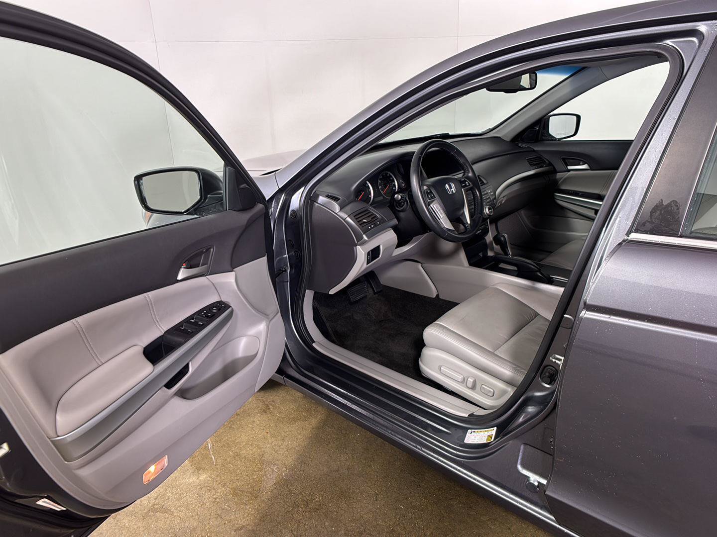 Used 2010 Honda Accord EX-L image 2