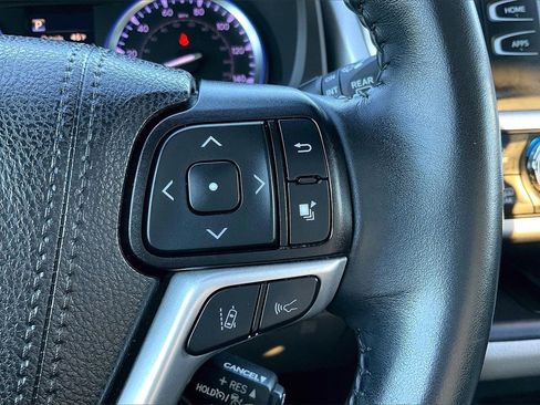 Used 2019 Toyota Highlander XLE image 19
