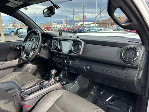 Used 2017 Toyota Tacoma TRD Sport image 27