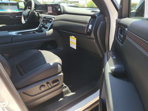 New 2026 Nissan Armada SL w/ Captain's Chari Seat Package AWD/4WD image 11