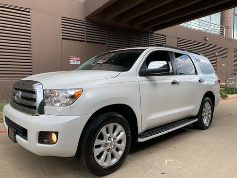 Used 2010 Toyota Sequoia Platinum RWD image 5