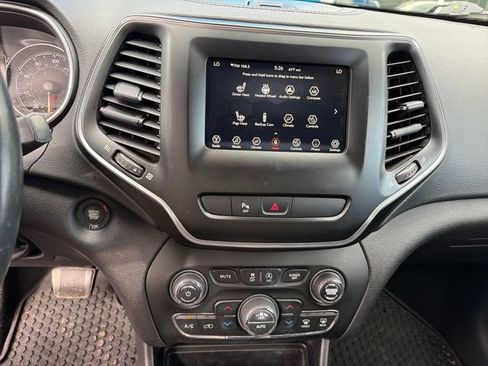 Used 2020 Jeep Cherokee Latitude Plus w/ Comfort/Convenience Group AWD/4WD image 24